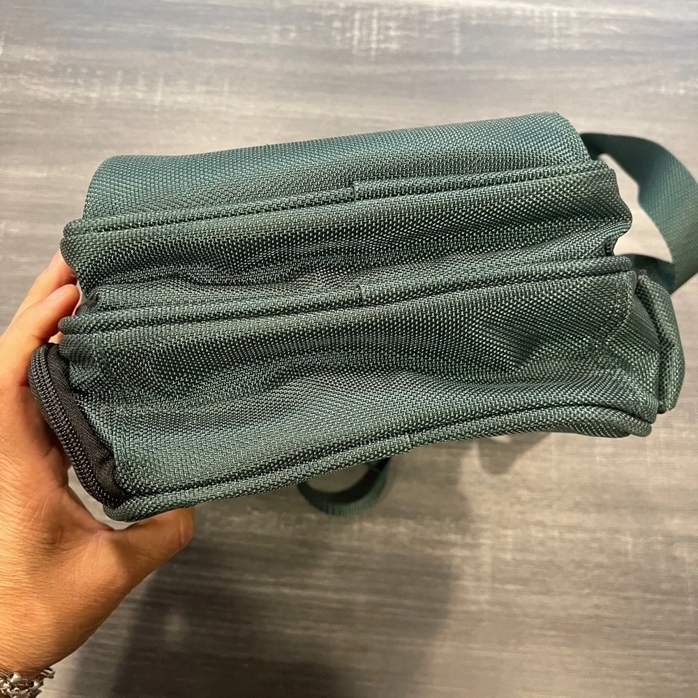 Ricardo Beverly Hills Green Canvas Crossbody Messenger Travel Bag Luggage